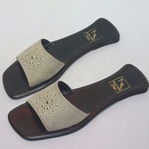 REED EVINS TAN SLIDES FLATS SIZE 6.5 B